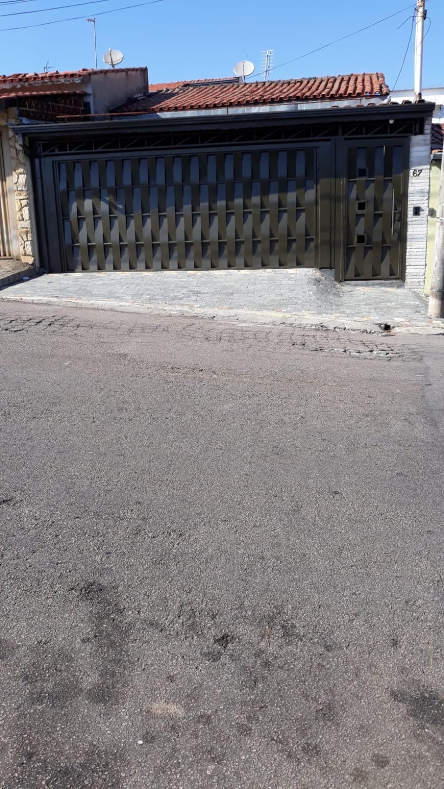 🏡 Casa completa, espaçosa e muito bem localizada!  💰 Valor: R$ 500.000  Se você busca conforto, espaço e praticidade no dia a dia, essa casa é perfeita pra você e sua família!  ✨ Destaques do imóvel: 	•	🚗 Garagem para 2 carros com portão automático 	•	🚪 Portão social com vídeo porteiro e acionamento da garagem 	•	🛋️ Sala ampla com 2 ambientes 	•	🍳 Cozinha funcional 	•	🚿 Banheiro social 	•	🛏️ 2 quartos com ventilador de teto 	•	🌿 Ótimo quintal, ideal para lazer ou futuras ampliações  🔥 Área de lazer completa: 	•	Edícula com ventilador de teto 	•	Churrasqueira 	•	Banheiro 	•	Parte superior com 2 cômodos extras (ótimo para escritório, hóspedes ou até renda extra)  💧 2 caixas d’água, totalizando 2.000 litros  📍 Localização excelente! Próxima ao centro e perto do Supermercado Pague Menos  🔁 Aceita permuta por apartamento de menor valor: ✔️ Com elevador ❌ Não aceita térreo